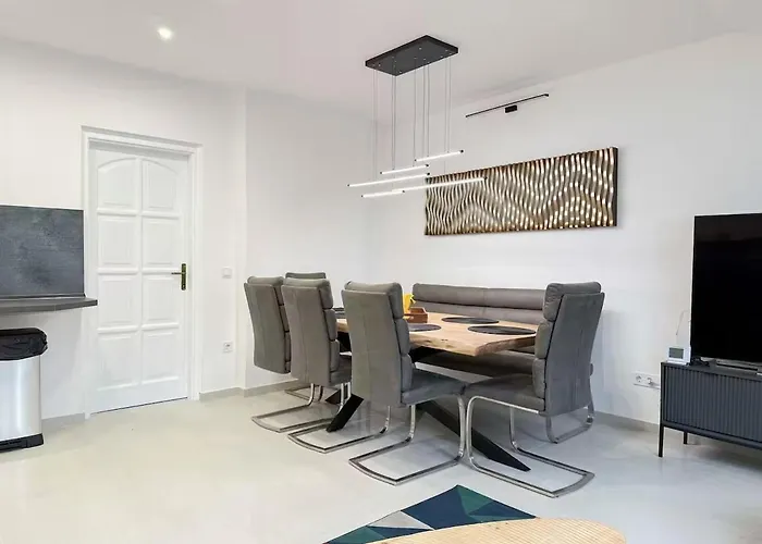 Newly Miami Designed * Budapeste